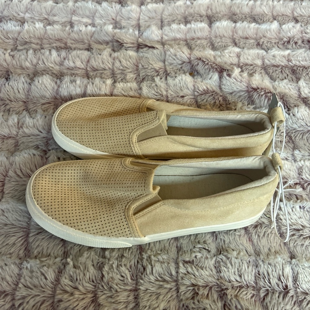Cat & Jack Casual Beige Slip-On Sneakers size 4 - Picture 2 of 6